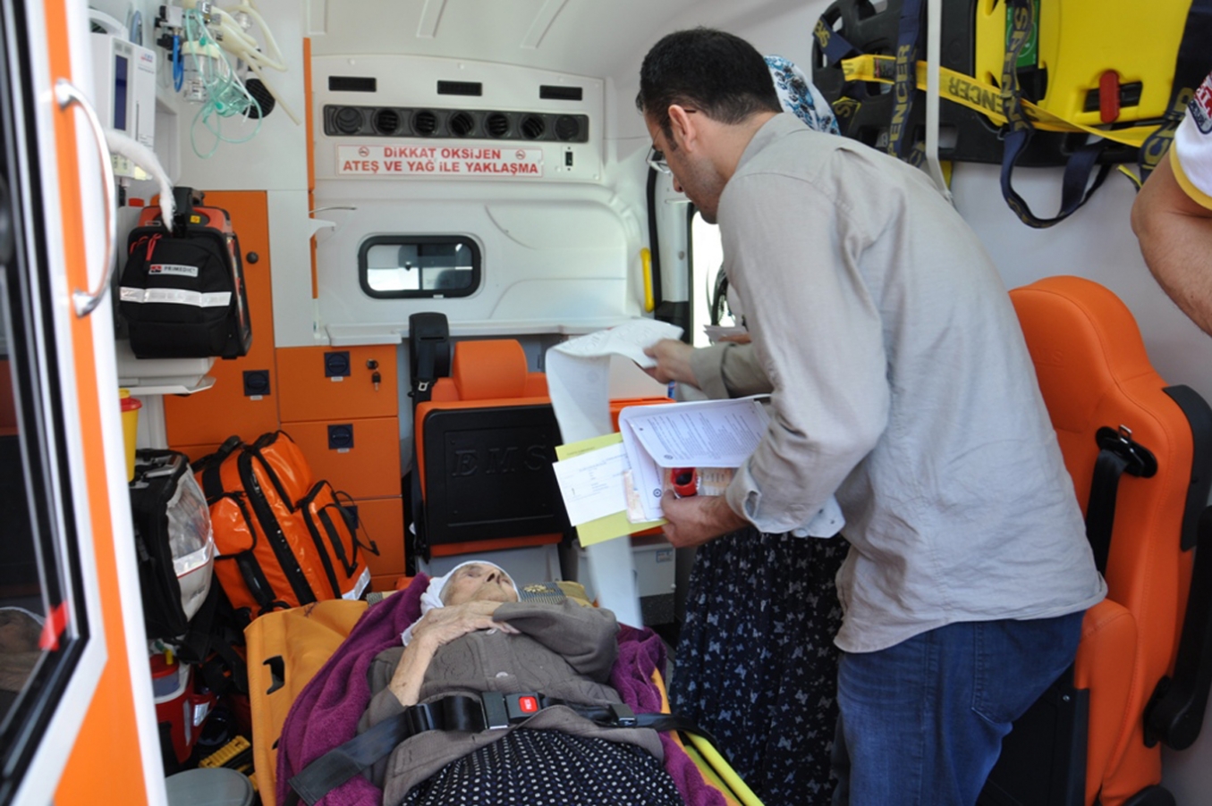 105 yaşındaki kadın oy kullanacağı okula ambulansla getirildi 105 yaşındaki kadın oy kullanacağı okula ambulansla getirildi
